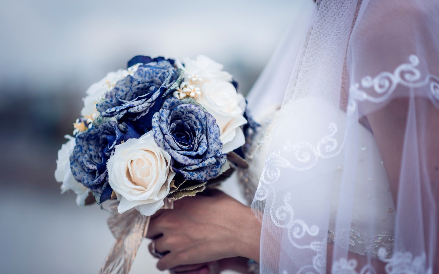 Обои цветы, букет, руки, невеста, свадебный, flowers, bouquet, hands, the bride, wedding разрешение 6016x3817 Загрузить