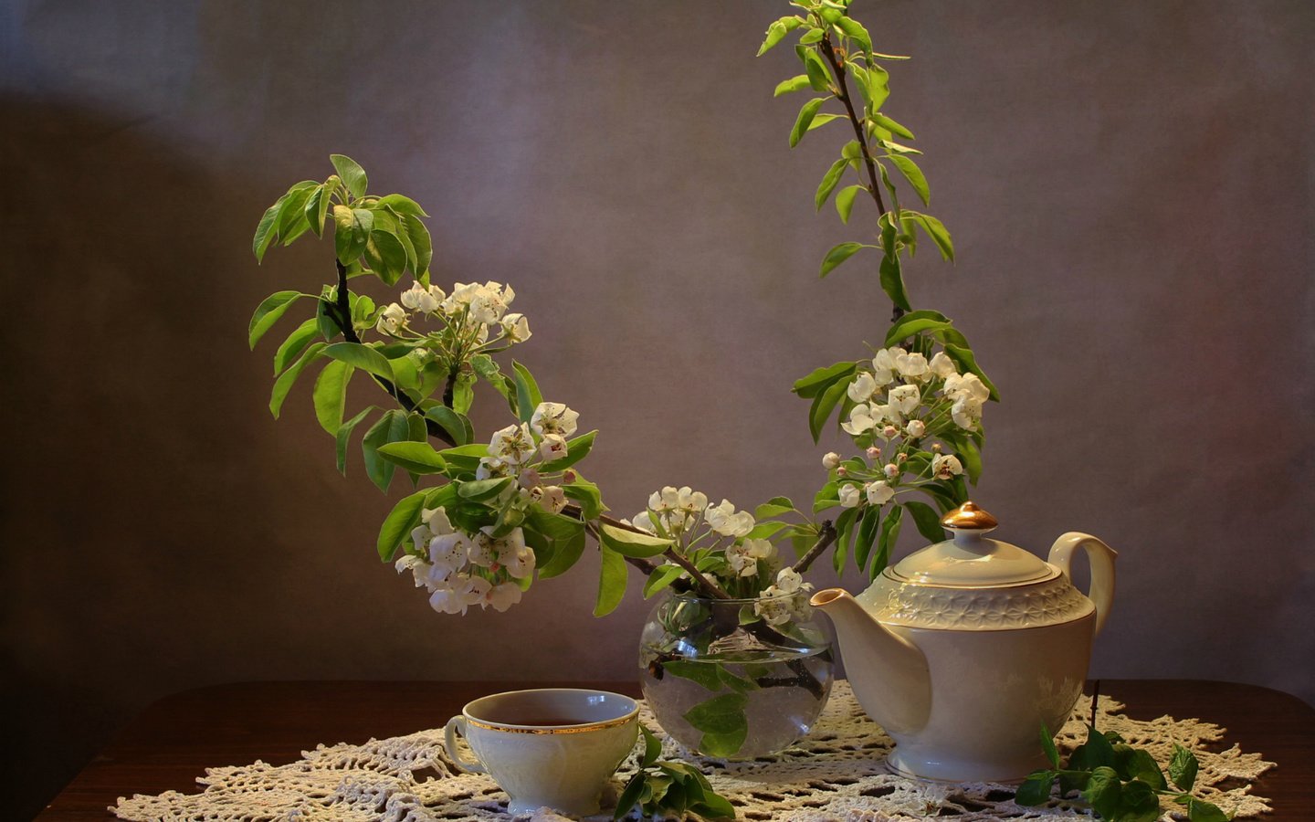 Обои цветение, ветки, чашка, чай, чайник, натюрморт, груша, flowering, branches, cup, tea, kettle, still life, pear разрешение 1920x1353 Загрузить