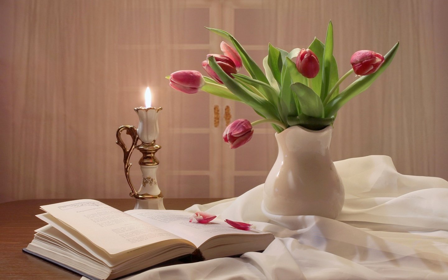 Обои настроение, романтика, букет, тюльпаны, свеча, книга, mood, romance, bouquet, tulips, candle, book разрешение 1920x1202 Загрузить