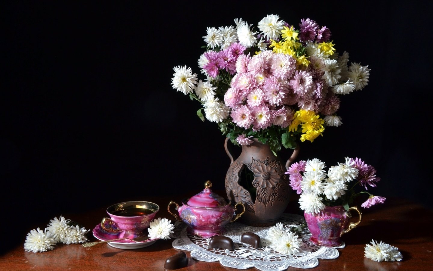 Обои конфеты, чай, хризантемы, натюрморт, candy, tea, chrysanthemum, still life разрешение 2400x1600 Загрузить