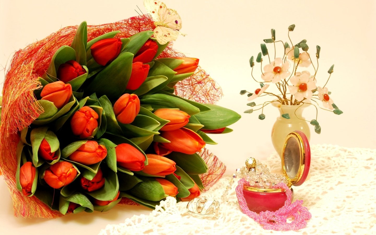 Обои камни, букет, тюльпаны, шкатулка, stones, bouquet, tulips, box разрешение 1920x1285 Загрузить