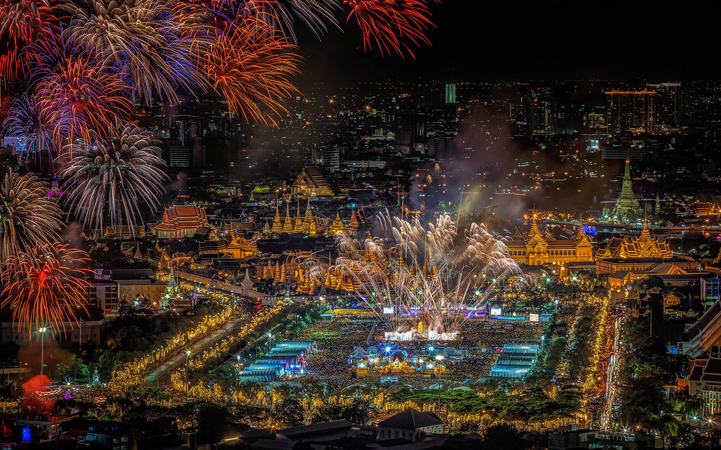 Обои ночь, огни, салют, панорама, праздник, фейерверк, таиланд, бангкок, night, lights, salute, panorama, holiday, fireworks, thailand, bangkok разрешение 2048x1292 Загрузить
