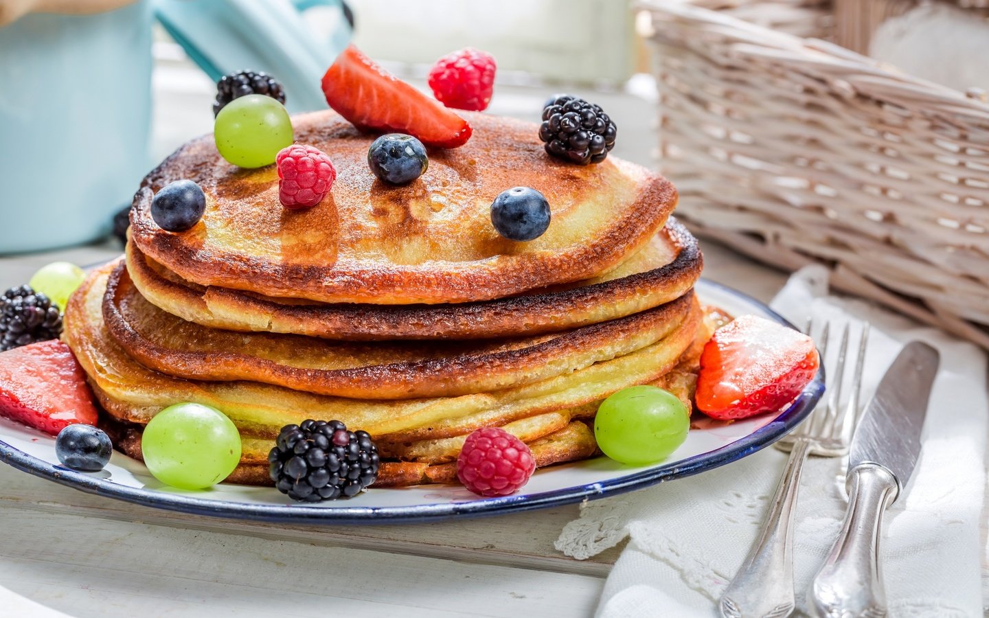 Обои виноград, клубника, выпечка, блинчики, блины, ежевика, grapes, strawberry, cakes, pancakes, blackberry разрешение 2880x1881 Загрузить