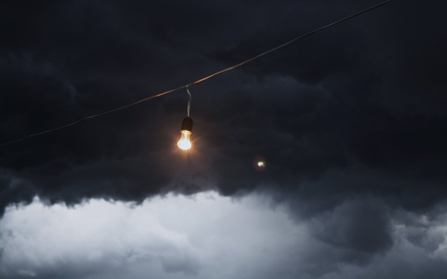 Обои тучи, лампочка, провод, clouds, light bulb, wire разрешение 2560x1600 Загрузить