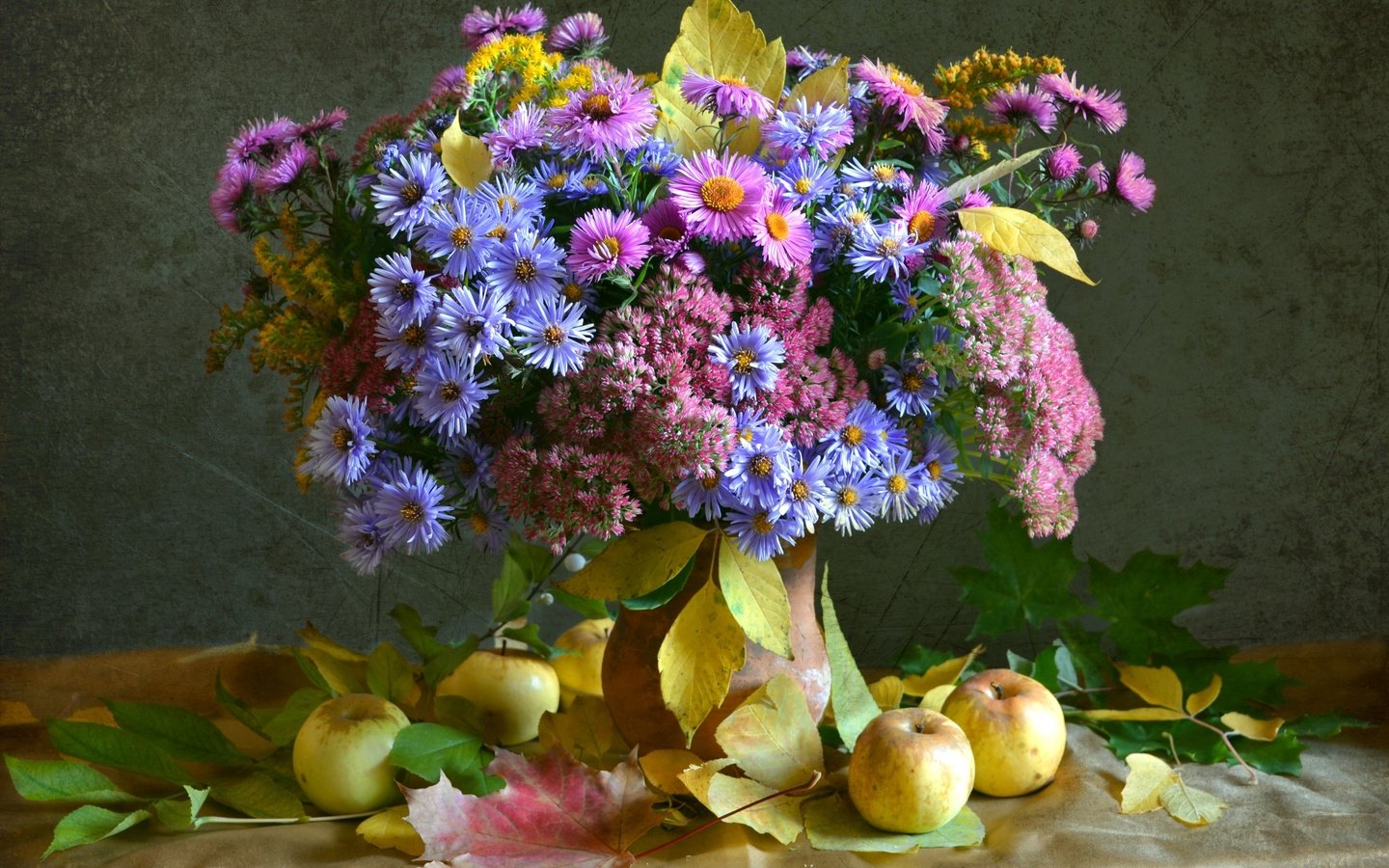 Обои листья, яблоки, осень, букет, астры, очиток, leaves, apples, autumn, bouquet, asters, stonecrop разрешение 2400x1601 Загрузить