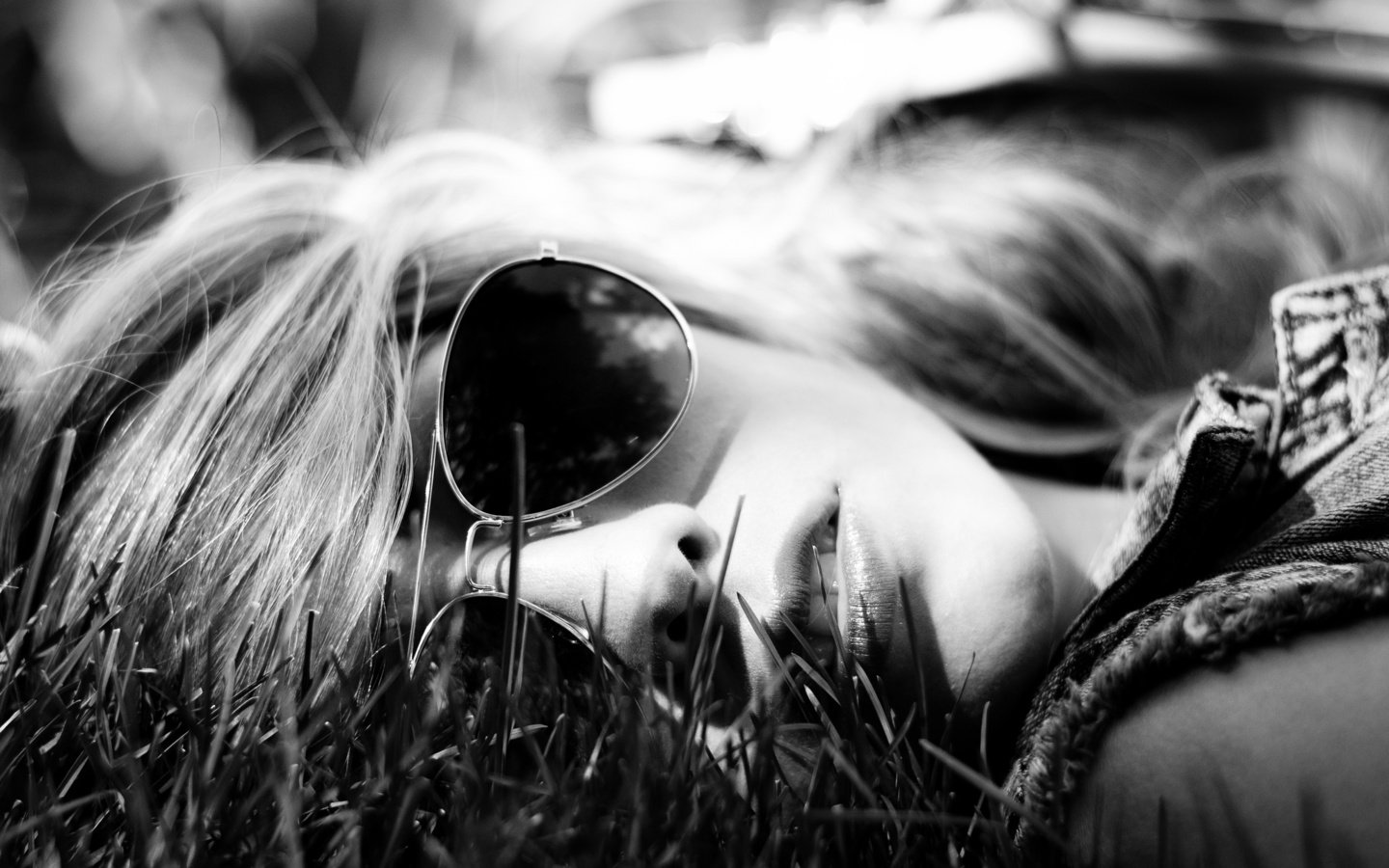 Обои трава, девушка, очки, лежит, grass, girl, glasses, lies разрешение 2048x1356 Загрузить
