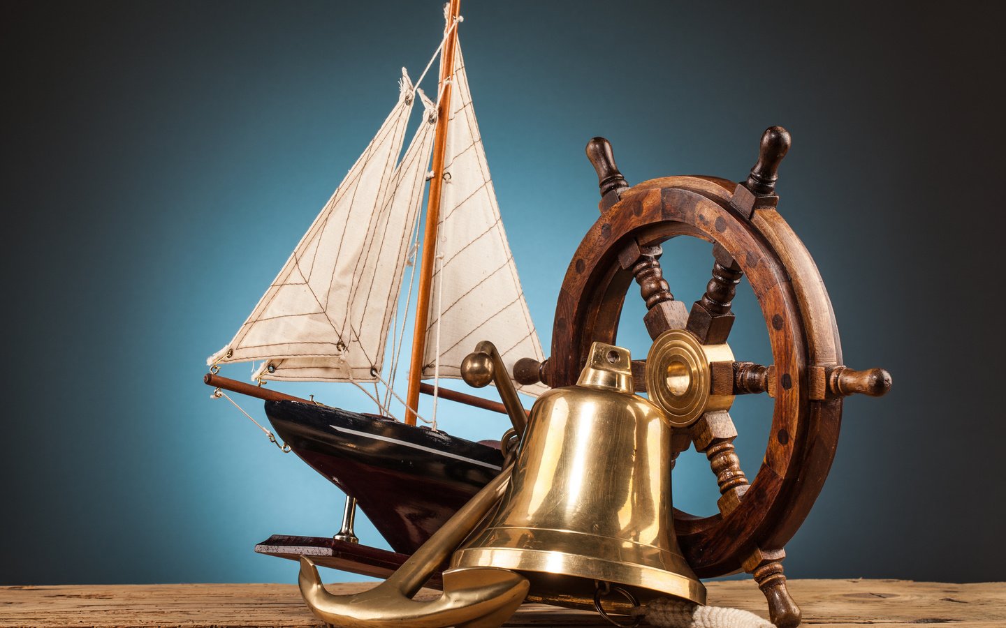 Обои лодка, паруса, якорь, руль, морская тематика, колокол, boat, sails, anchor, the wheel, nautical theme, bell разрешение 2880x2008 Загрузить