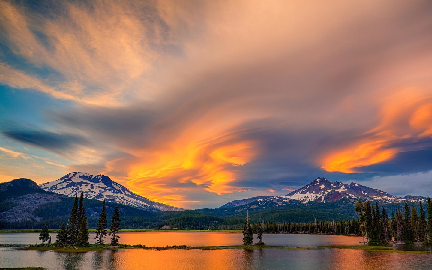 Обои небо, деревья, озеро, горы, закат, пейзаж, the sky, trees, lake, mountains, sunset, landscape разрешение 2048x1365 Загрузить