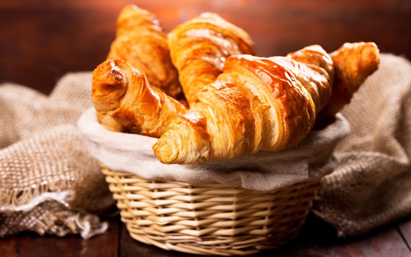 Обои корзина, завтрак, выпечка, круасан, круассан, basket, breakfast, cakes, croissant разрешение 5500x3667 Загрузить