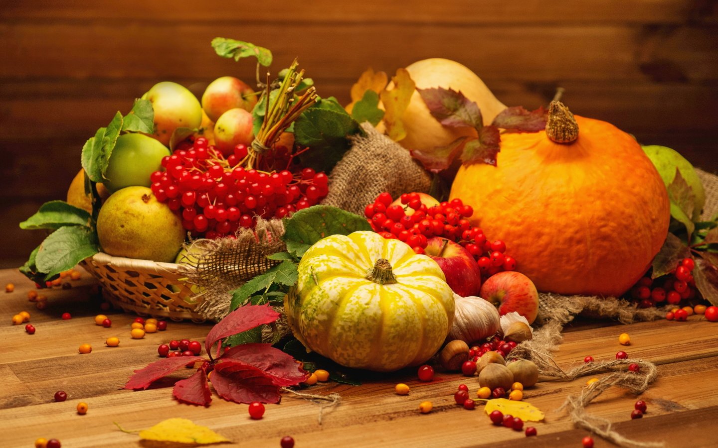 Обои яблоки, красотуля, осень, ягоды, урожай, овощи, тыква, натюрморт, осен, чеснок, garlic, apples, autumn, berries, harvest, vegetables, pumpkin, still life разрешение 6000x4000 Загрузить