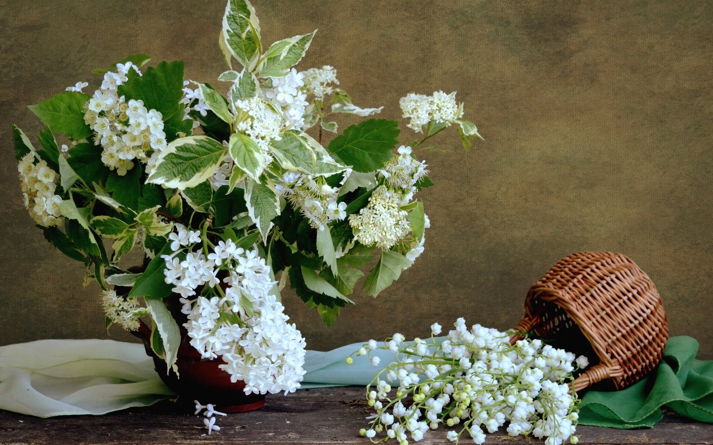 Обои белый, букет, корзина, сирень, ландыш, white, bouquet, basket, lilac, lily of the valley разрешение 2400x1664 Загрузить