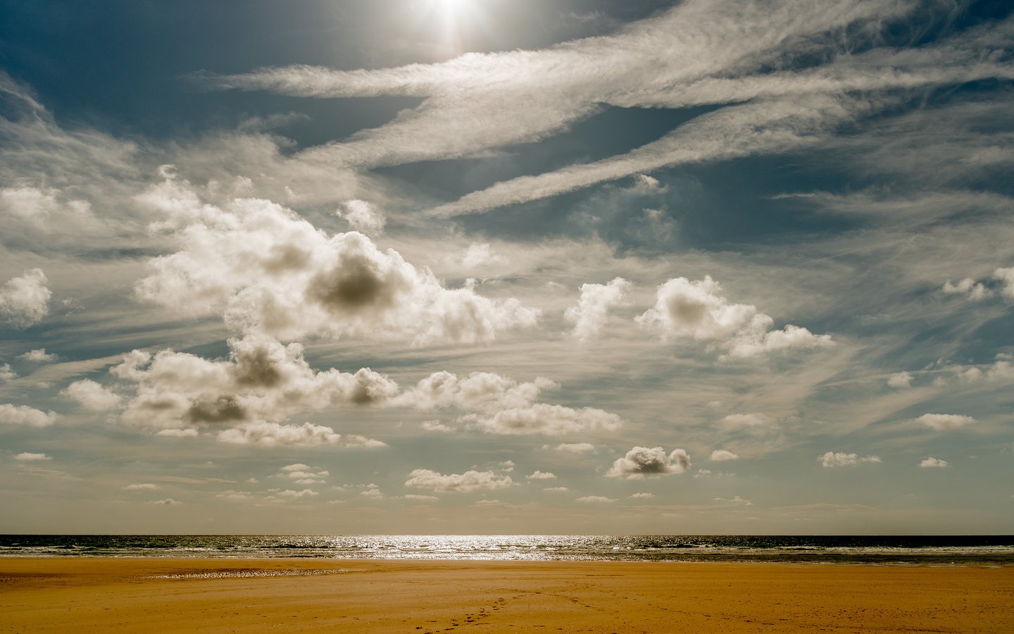 Обои небо, облака, солнце, море, пляж, горизонт, the sky, clouds, the sun, sea, beach, horizon разрешение 2048x1367 Загрузить