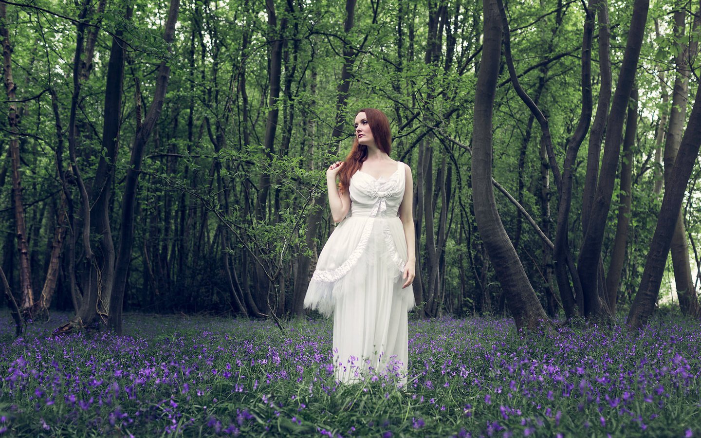 Обои цветы, лес, волосы, женщина, белое платье, flowers, forest, hair, woman, white dress разрешение 1943x1365 Загрузить