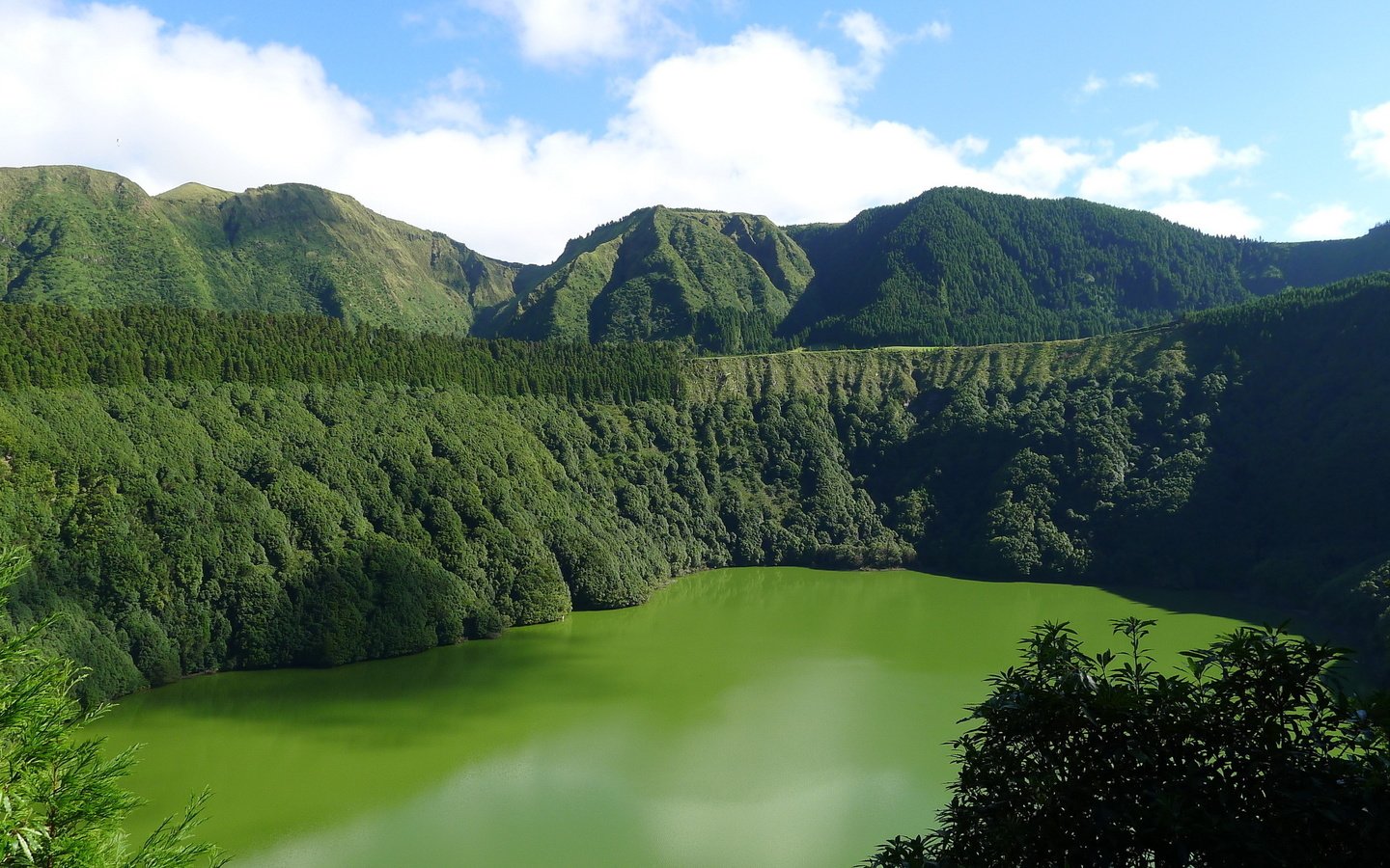 Обои озеро, горы, природа, пейзаж, португалия, азорские острова, lake, mountains, nature, landscape, portugal, azores разрешение 2436x1370 Загрузить