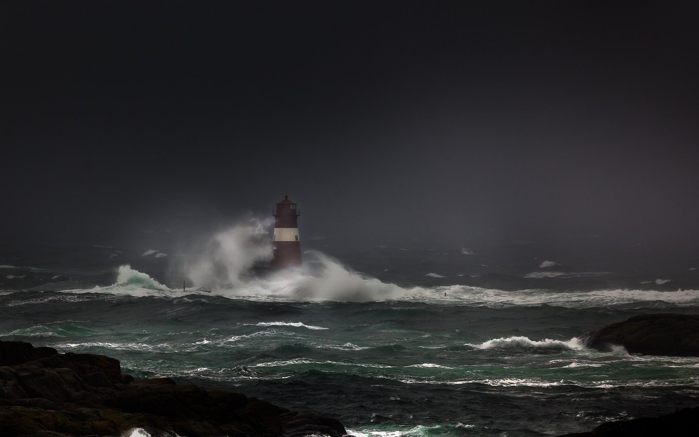 Обои камни, берег, волны, море, маяк, океан, шторм, stones, shore, wave, sea, lighthouse, the ocean, storm разрешение 2048x1340 Загрузить