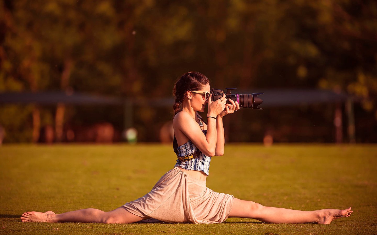 Обои девушка, очки, фотограф, камера, шпагат, girl, glasses, photographer, camera, twine разрешение 2000x1335 Загрузить