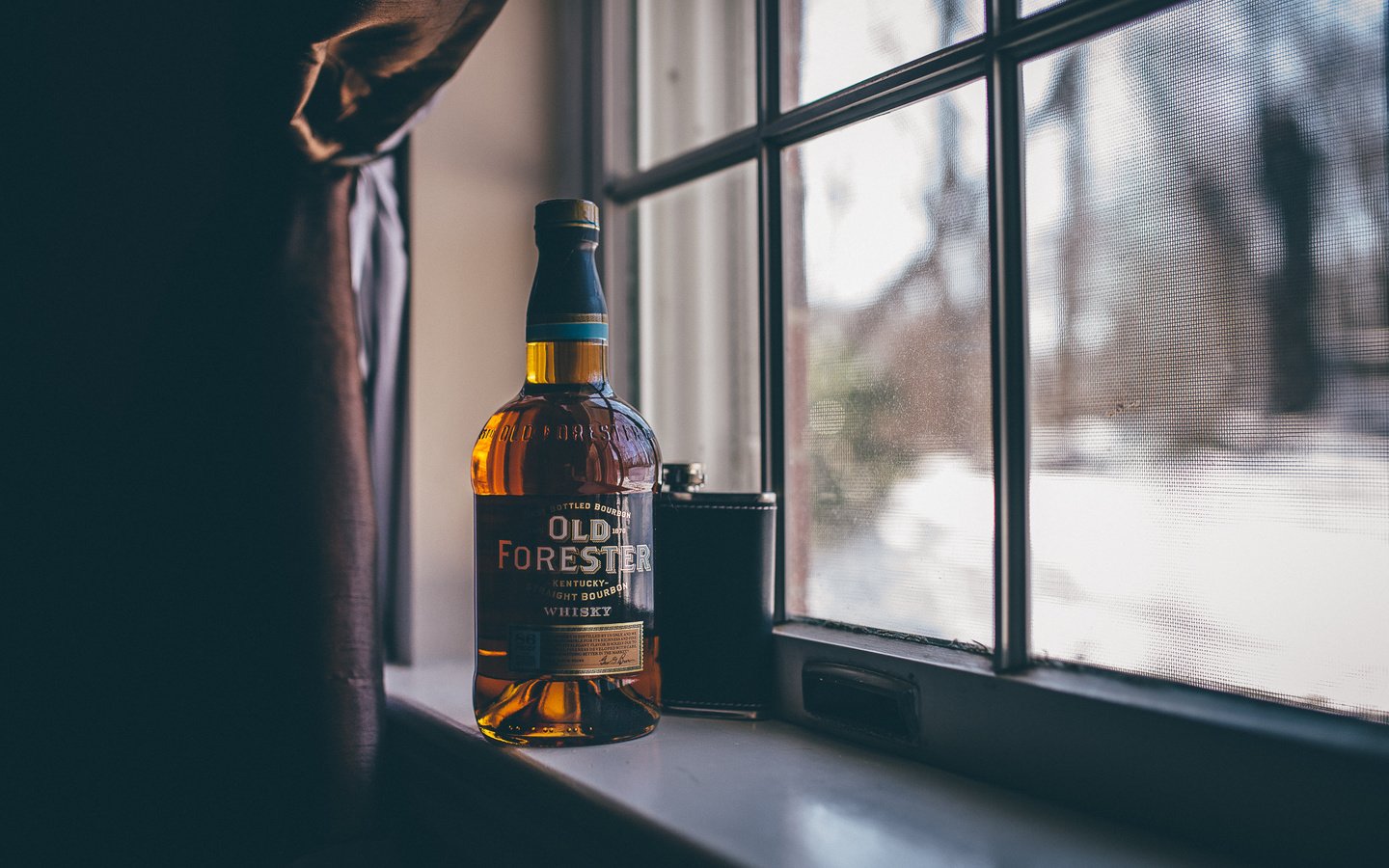 Обои фон, окно, бутылка, виски, old forester, background, window, bottle, whiskey разрешение 2048x1367 Загрузить