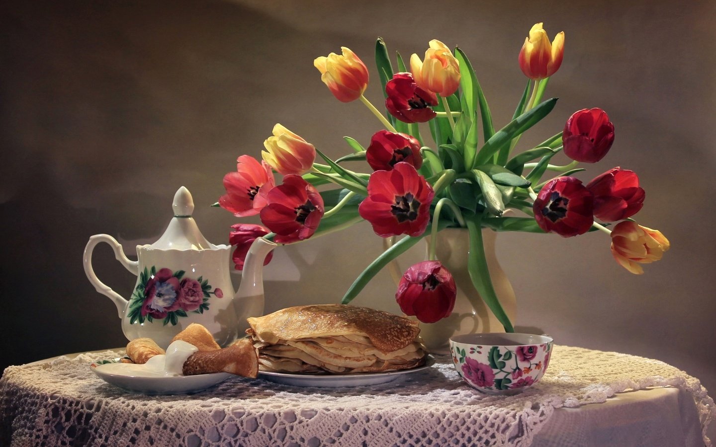 Обои букет, тюльпаны, чашка, чайник, блины, натюрморт, сметана, bouquet, tulips, cup, kettle, pancakes, still life, sour cream разрешение 1920x1220 Загрузить