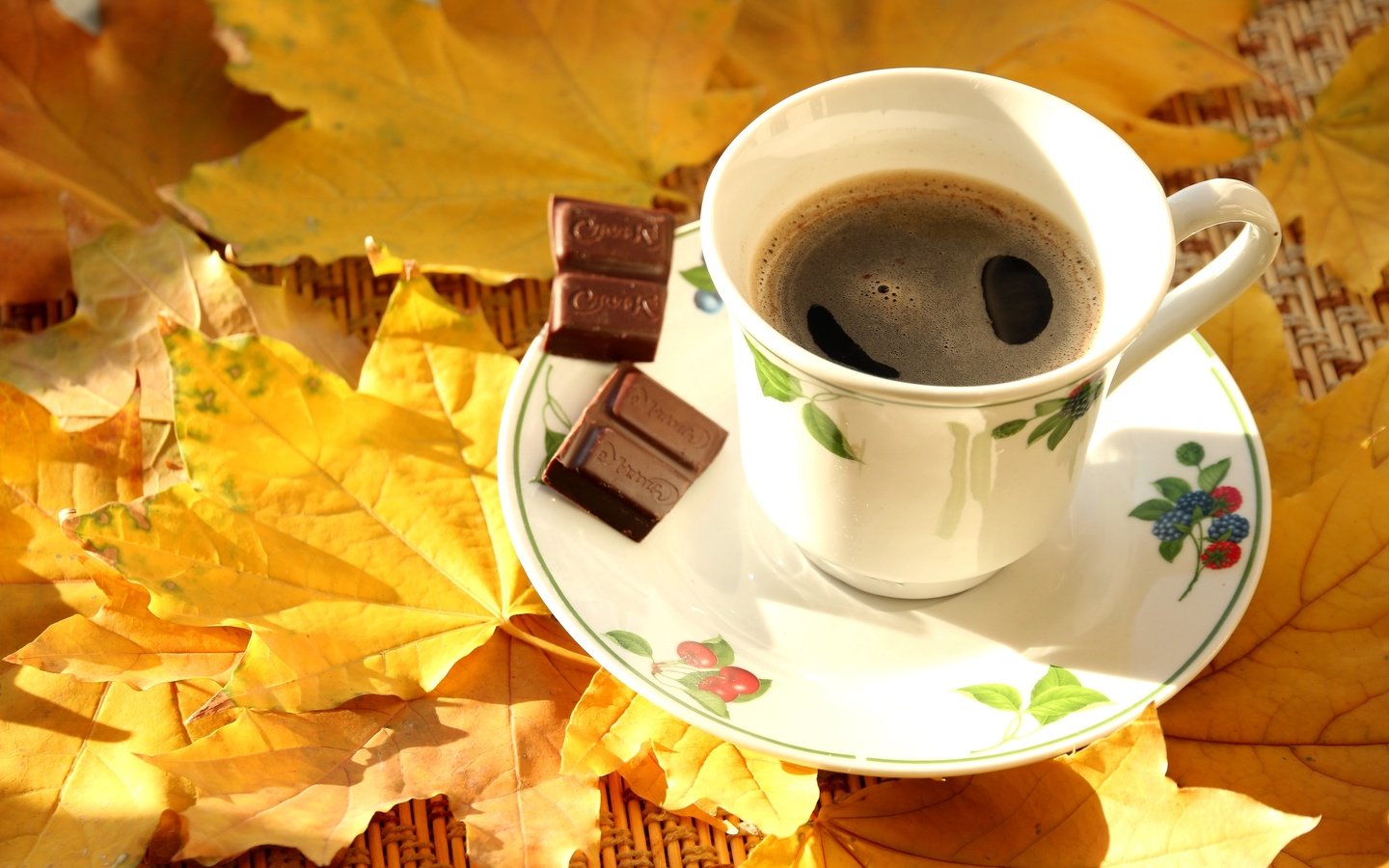 Обои листья, осень, кофе, чашка, клен, шоколад, кленовый лист, leaves, autumn, coffee, cup, maple, chocolate, maple leaf разрешение 3000x2000 Загрузить