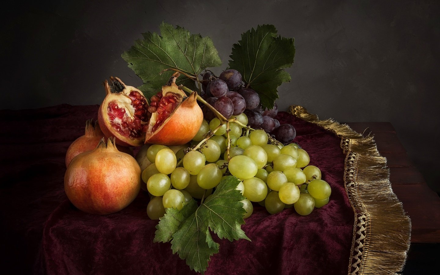 Обои виноград, фрукты, натюрморт, скатерть, гранат, бахрома, grapes, fruit, still life, tablecloth, garnet, fringe разрешение 2600x1660 Загрузить