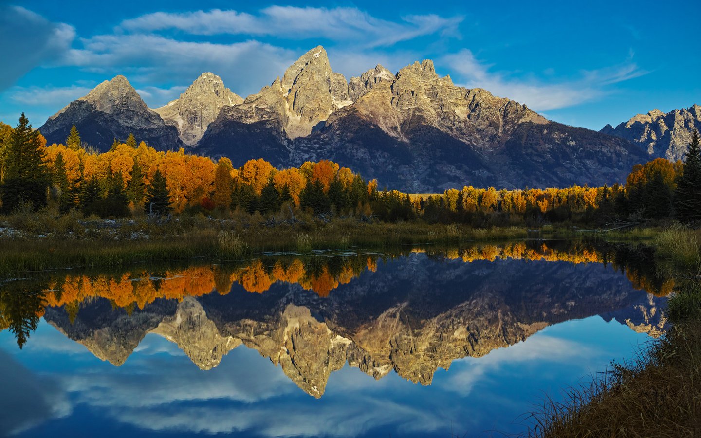 Обои небо, облака, озеро, горы, лес, отражение, осень, the sky, clouds, lake, mountains, forest, reflection, autumn разрешение 2048x1327 Загрузить