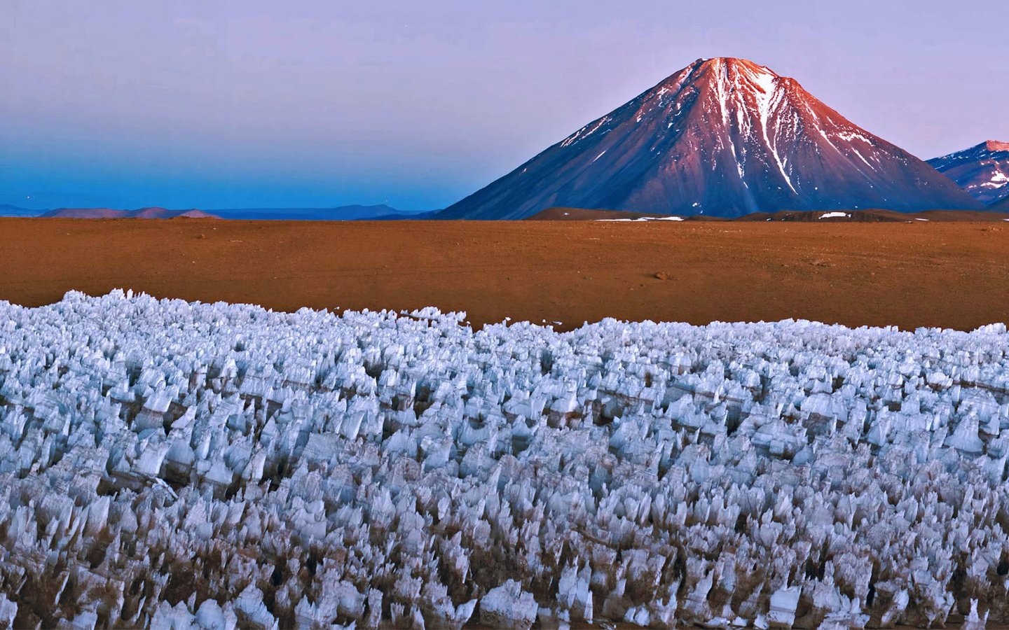 Обои горы, природа, вулкан, чили, боливия, ликанкабур, mountains, nature, the volcano, chile, bolivia, surrounded by разрешение 1920x1080 Загрузить