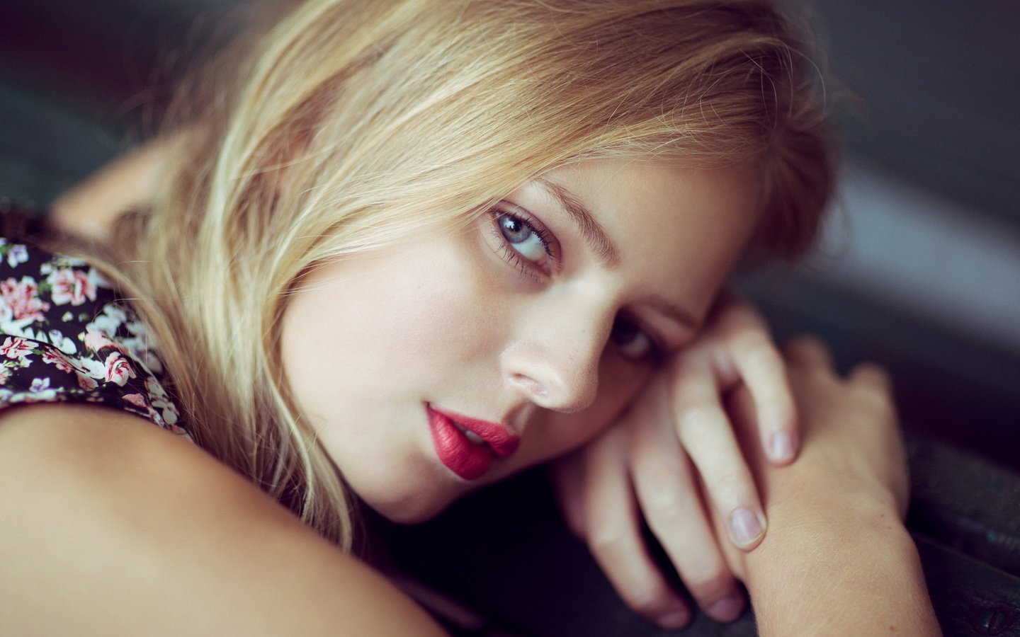 Обои девушка, поза, блондинка, руки, красные губы, портерт, girl, pose, blonde, hands, red lips, porter разрешение 2048x1152 Загрузить