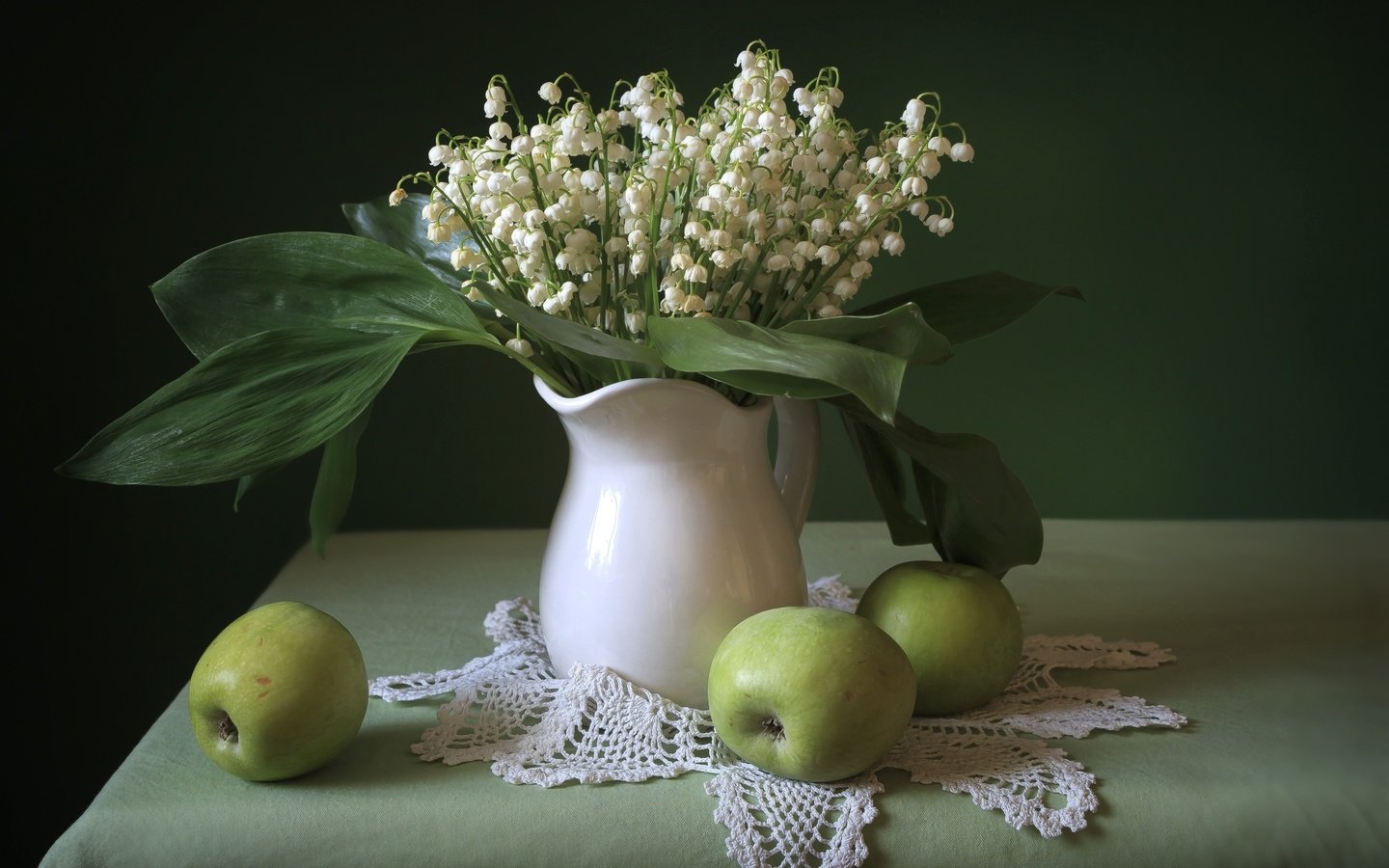 Обои ландыши, букет, яблоко, натюрморт, lilies of the valley, bouquet, apple, still life разрешение 2100x1426 Загрузить