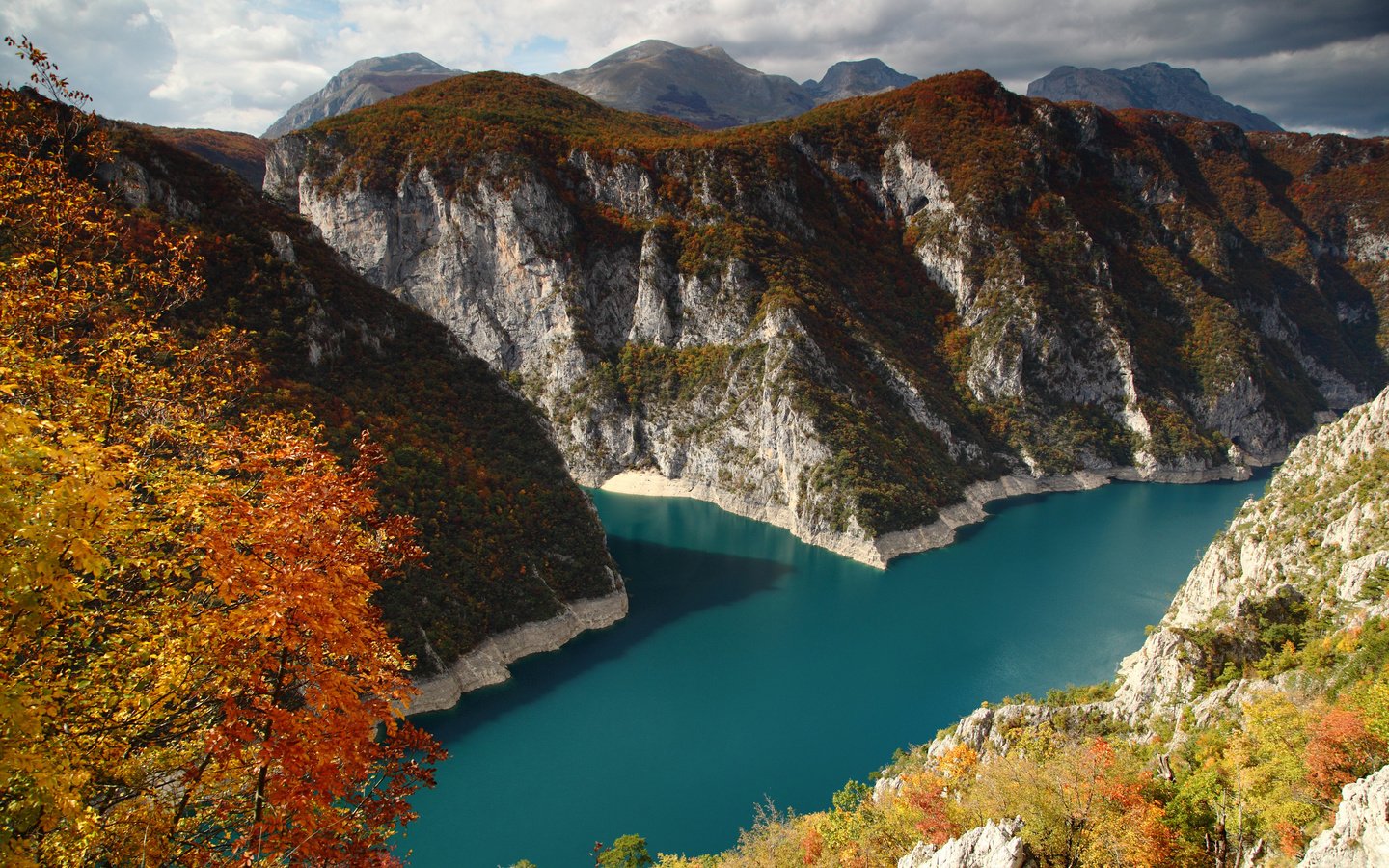 Обои горы, осень, черногория, пивское озеро, mountains, autumn, montenegro, the piva lake разрешение 2880x1854 Загрузить