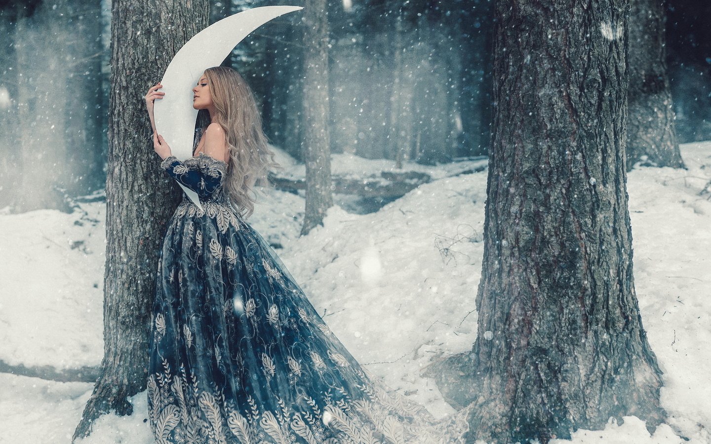 Обои деревья, месяц, снег, снегопад, лес, мило, зима, сказочно, девушка, платье, фея, волосы, trees, a month, snow, snowfall, forest, cute, winter, fabulously, girl, dress, fairy, hair разрешение 2048x1152 Загрузить