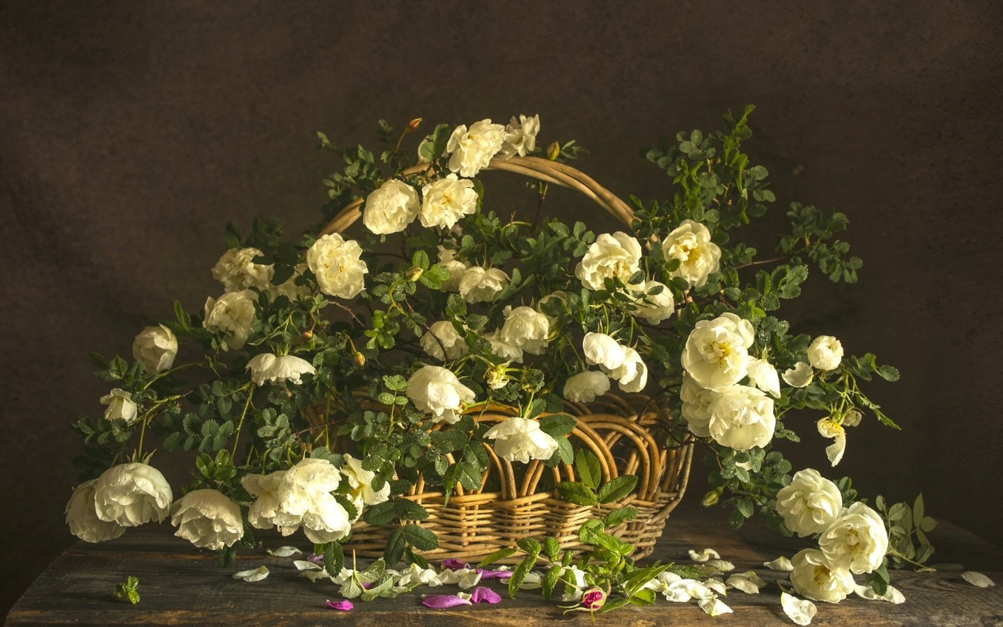 Обои розы, букет, корзина, композиция, roses, bouquet, basket, composition разрешение 2100x1399 Загрузить