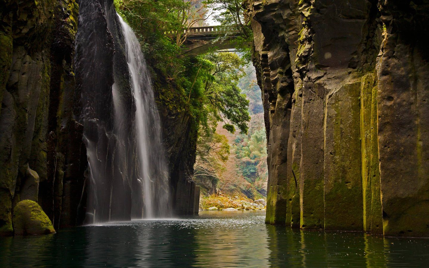 Обои скалы, мост, водопад, япония, ущелье такатихо, кюсю, rocks, bridge, waterfall, japan, takachiho gorge, kyushu разрешение 1920x1080 Загрузить