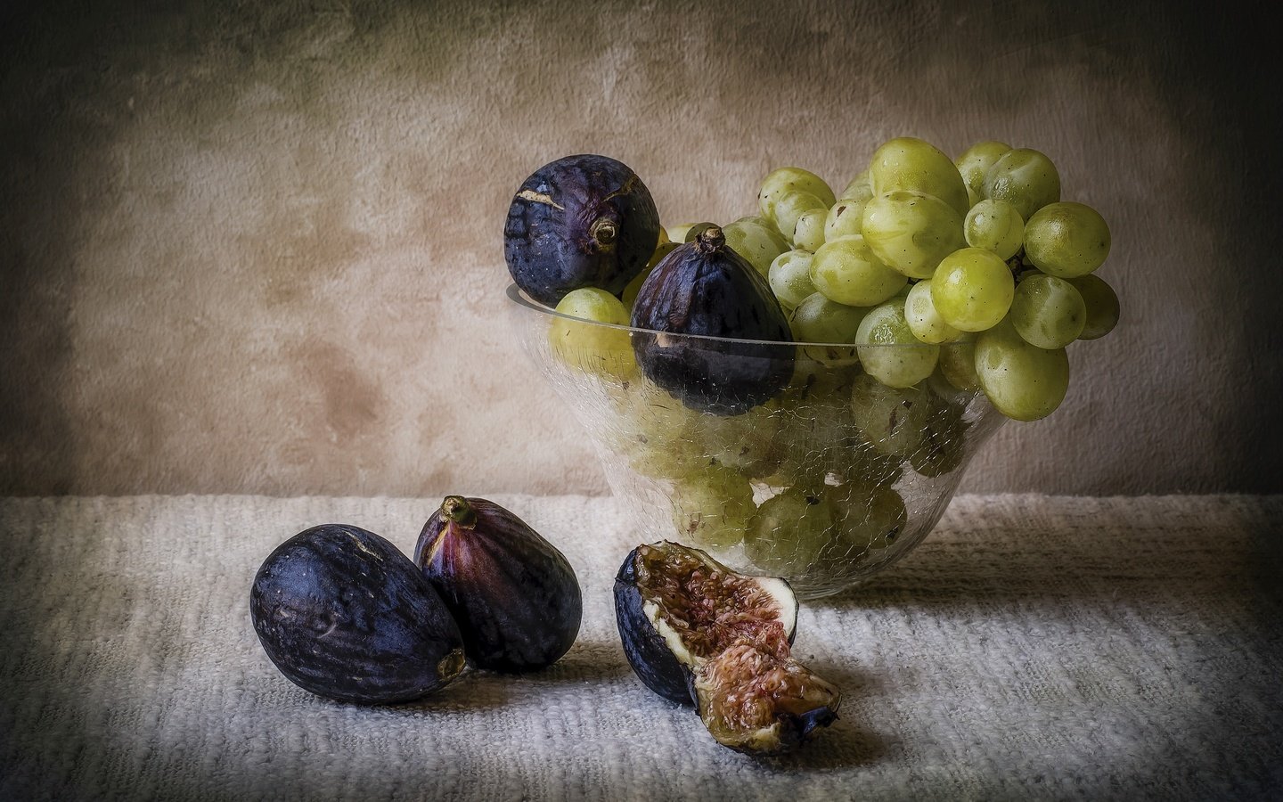 Обои виноград, фрукты, ваза, натюрморт, инжир, grapes, fruit, vase, still life, figs разрешение 2880x1920 Загрузить