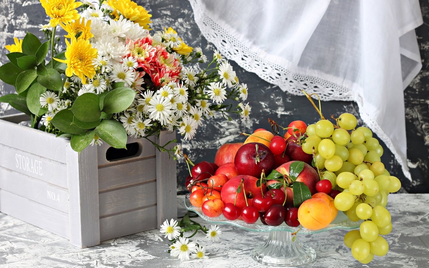 Обои цветы, виноград, фрукты, черешня, букет, абрикос, нектарин, flowers, grapes, fruit, cherry, bouquet, apricot, nectarine разрешение 2400x1578 Загрузить