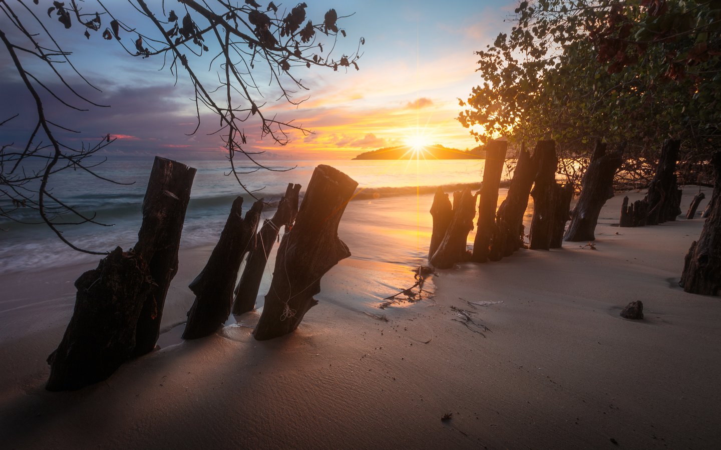 Обои природа, забор, берег, закат, пейзаж, море, утро, песок, пляж, nature, the fence, shore, sunset, landscape, sea, morning, sand, beach разрешение 3000x1924 Загрузить