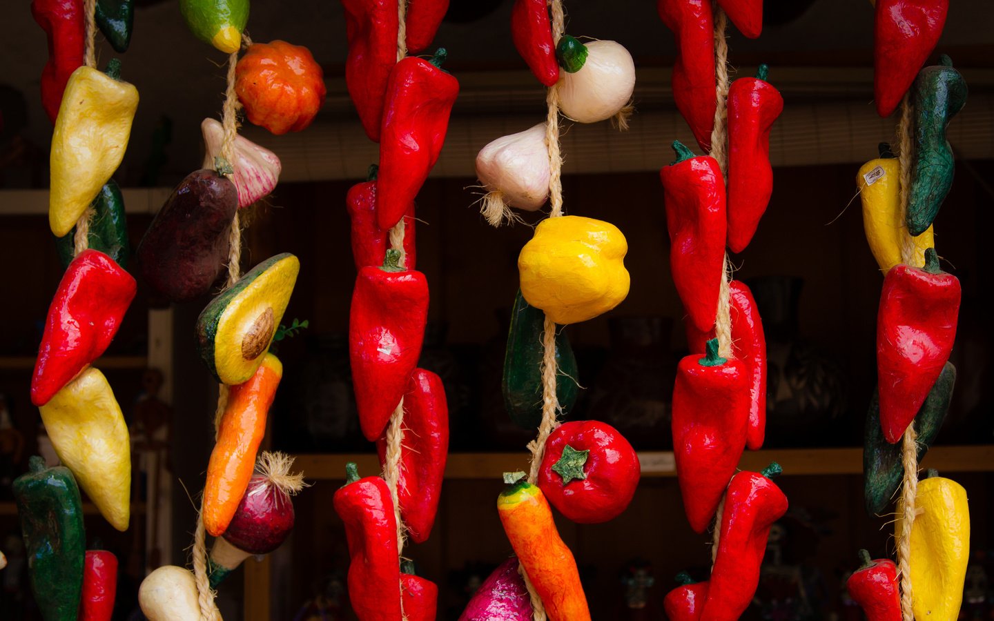 Обои фон, лук, овощи, перец, чеснок, background, bow, vegetables, pepper, garlic разрешение 2048x1365 Загрузить