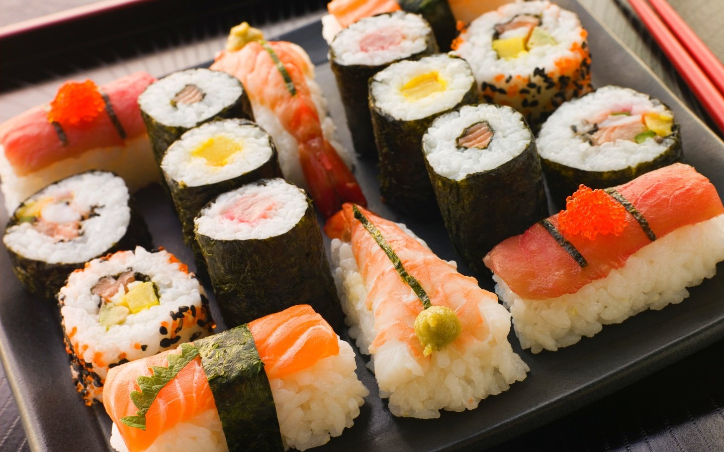 Обои япония, красная икра, ломтики, японская кухня, палочки, лосось, рис, сервировка, суши, нарезка, роллы, красная рыба, морепродукты, морская капуста, креветки, japan, red caviar, slices, japanese cuisine, sticks, salmon, figure, serving, sushi, cutting, rolls, red fish, seafood, seaweed, shrimp разрешение 5450x4078 Загрузить