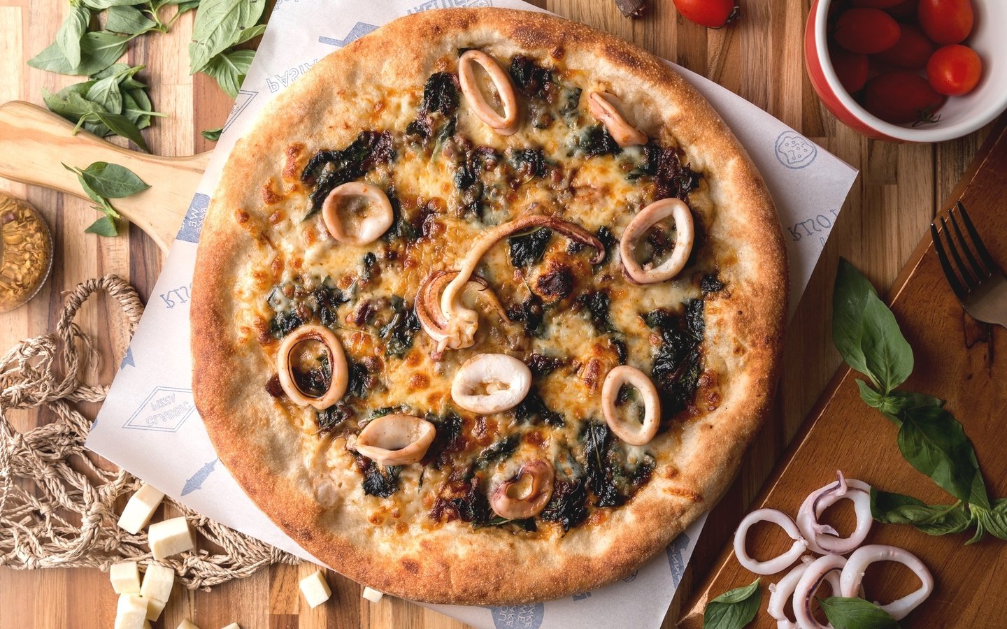 Обои сыр, пицца, кальмары, базилик, cheese, pizza, squid, basil разрешение 2048x1365 Загрузить