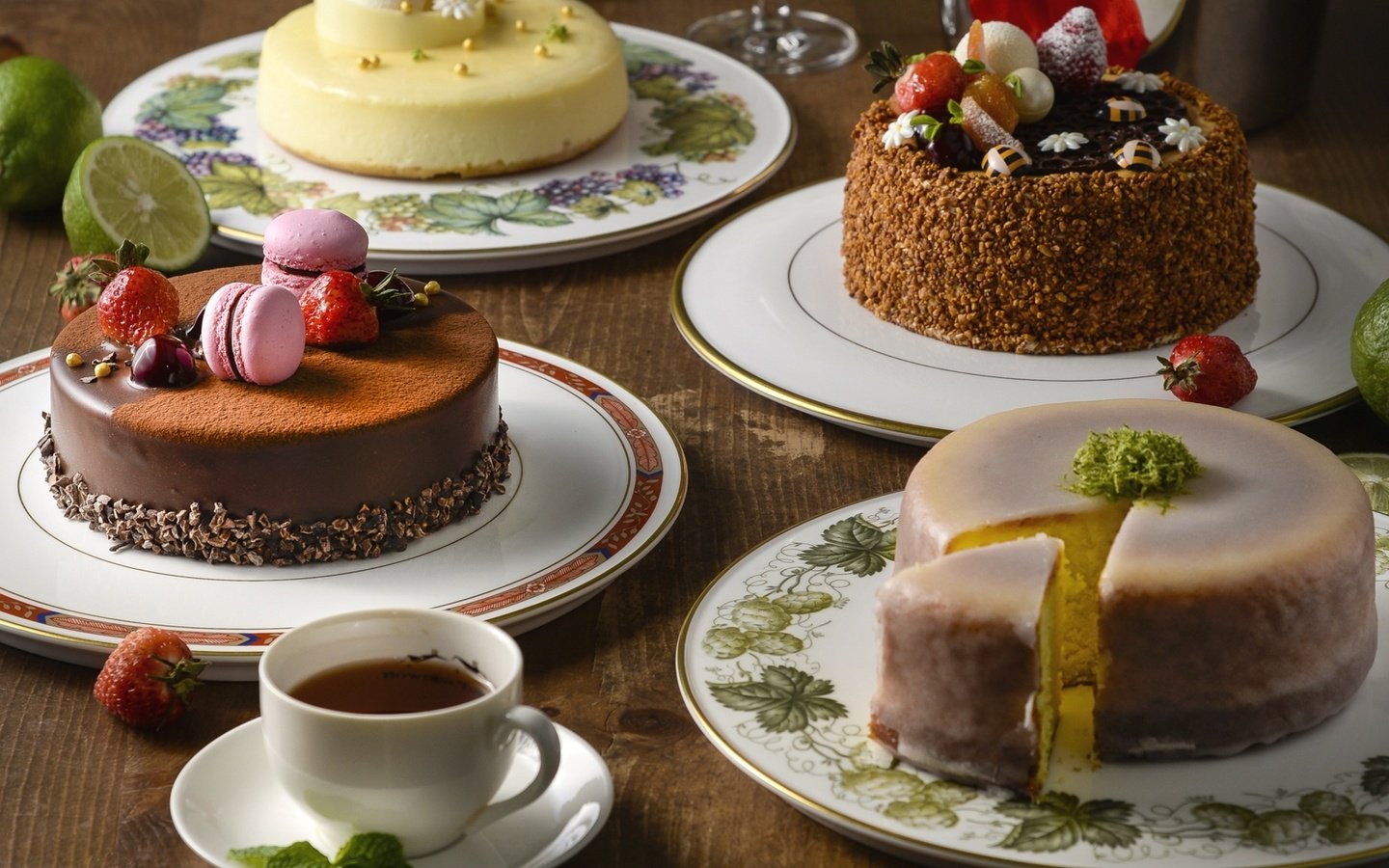 Обои крем для торта, ягоды, чай, торт, десерт, макаруны, cream cake, berries, tea, cake, dessert, macaroon разрешение 1920x1357 Загрузить