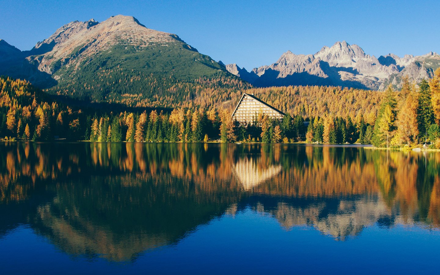 Обои озеро, горы, природа, лес, отражение, пейзаж, осень, aleksandra boguslawska, lake, mountains, nature, forest, reflection, landscape, autumn разрешение 3840x2400 Загрузить