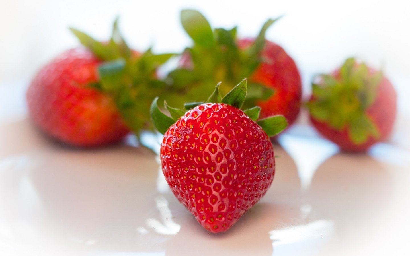 Обои макро, красная, клубника, ягоды, macro, red, strawberry, berries разрешение 2048x1306 Загрузить
