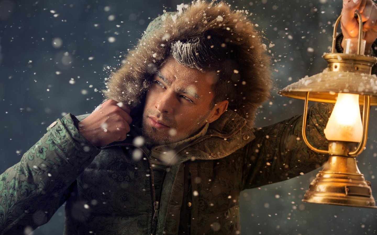 Обои снег, зима, иней, лампа, фонарь, мужчина, куртка, капюшон, snow, winter, frost, lamp, lantern, male, jacket, hood разрешение 2048x1363 Загрузить