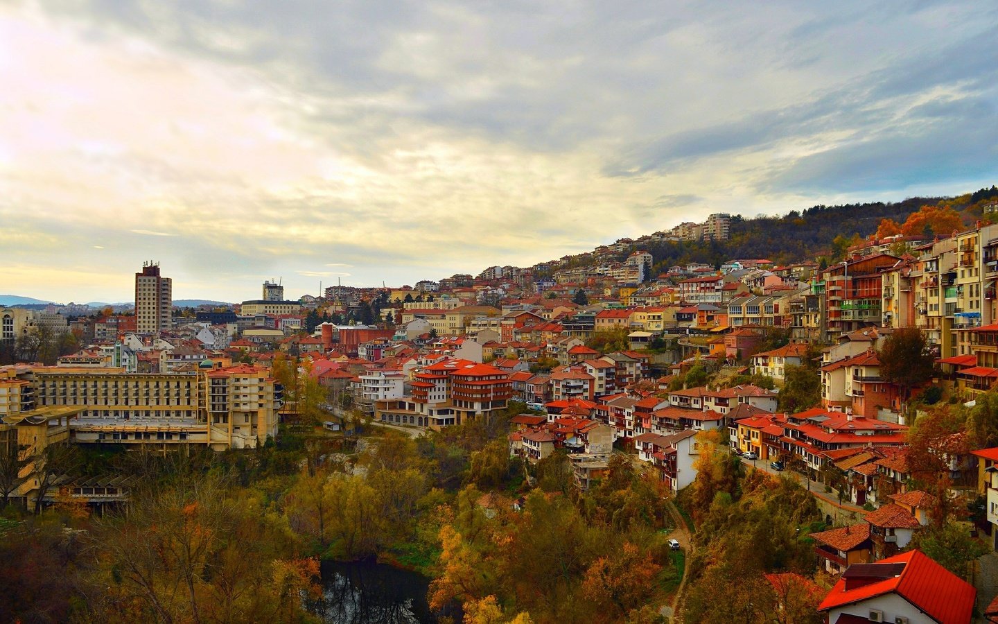 Обои панорама, осень, дома, здания, крыши, опадают, осен, болгария, велико-тырново, veliko tarnovo, panorama, autumn, home, building, roof, fall, bulgaria разрешение 3000x1924 Загрузить