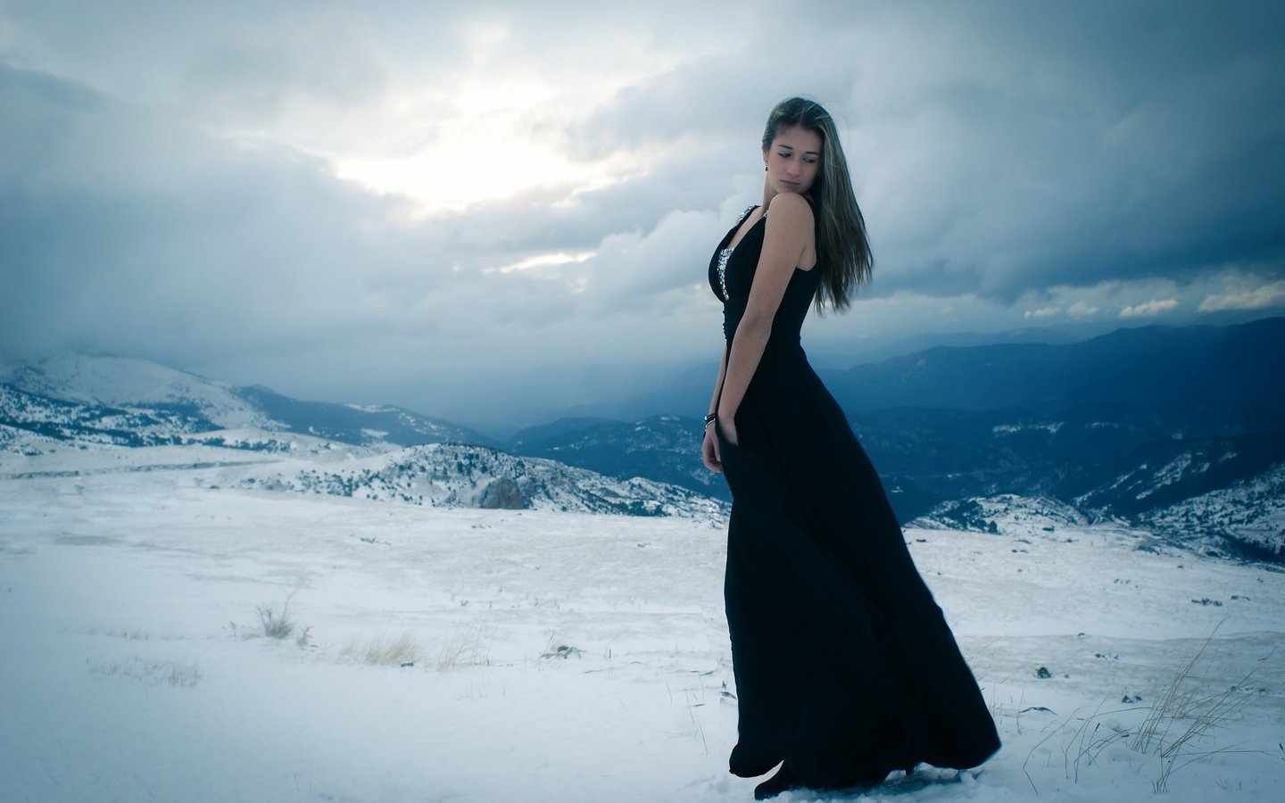 Обои горы, one with the winter, снег, девушка, платье, поза, взгляд, модель, лицо, mountains, snow, girl, dress, pose, look, model, face разрешение 2048x1371 Загрузить