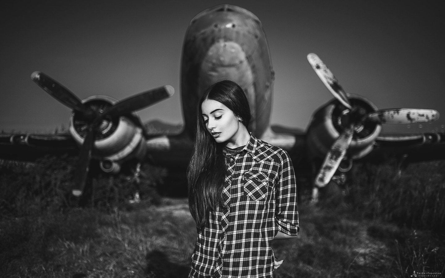 Обои девушка, самолет, портрет, чёрно-белое, рубашка, girl, the plane, portrait, black and white, shirt разрешение 2048x1293 Загрузить