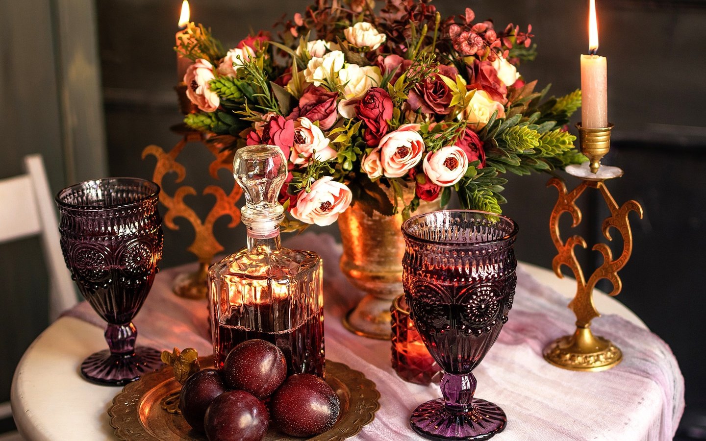 Обои цветы, стол, букет, вино, свеча, бокалы, сливы, графин, flowers, table, bouquet, wine, candle, glasses, plum, decanter разрешение 2048x1536 Загрузить