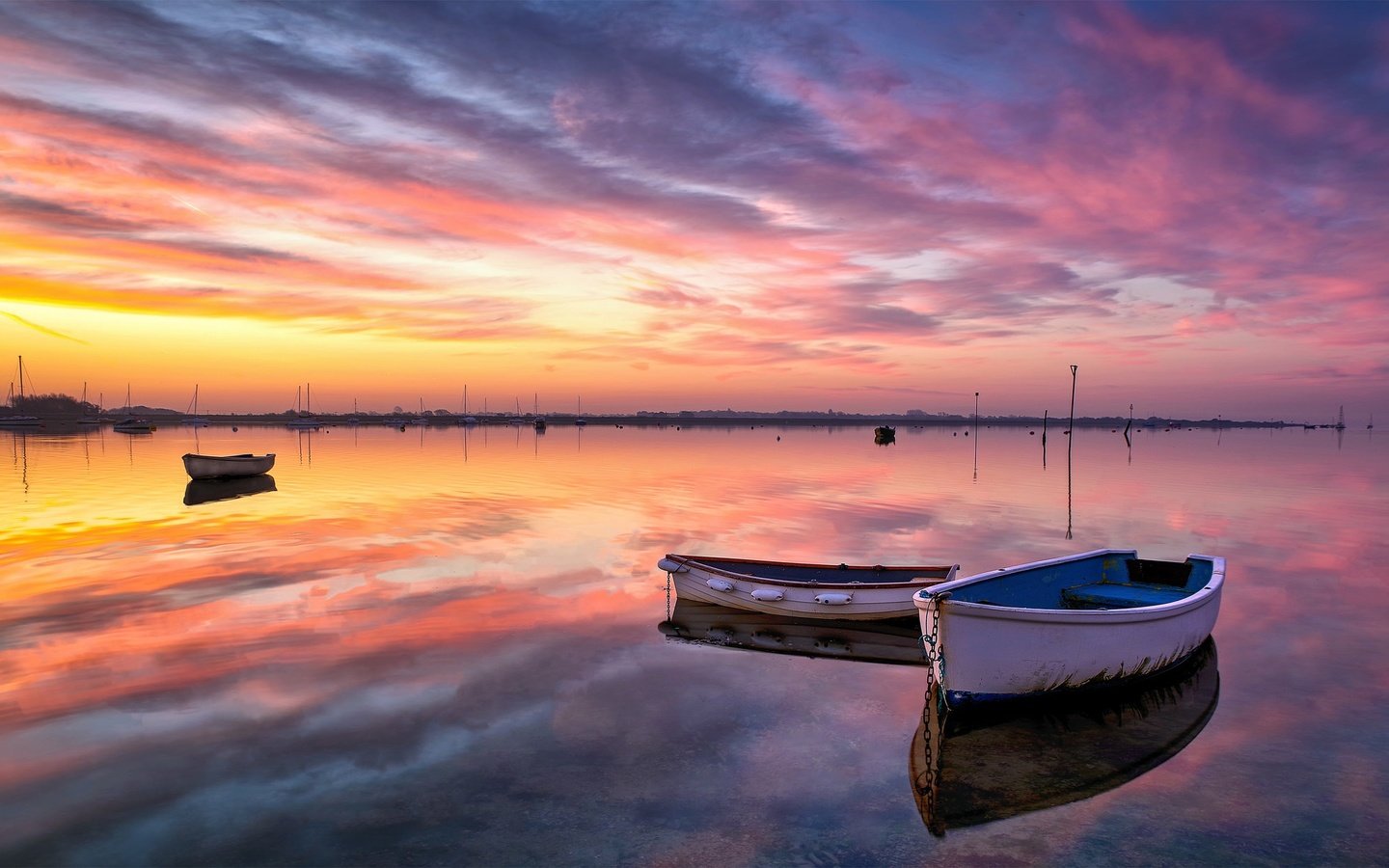 Обои озеро, закат, лодки, lake, sunset, boats разрешение 2048x1235 Загрузить