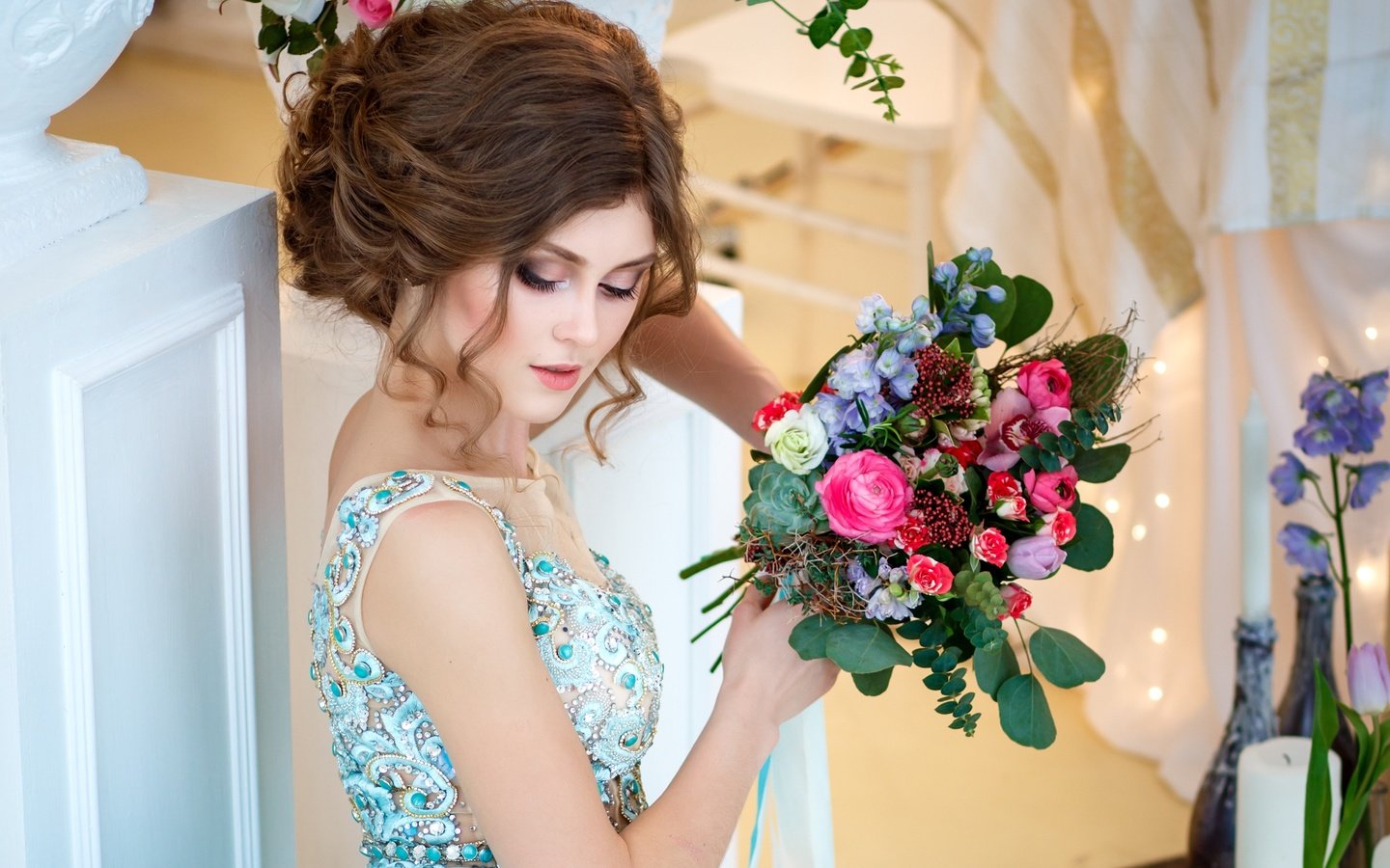 Обои цветы, девушка, платье, букет, макияж, прическа, шатенка, flowers, girl, dress, bouquet, makeup, hairstyle, brown hair разрешение 3000x2000 Загрузить