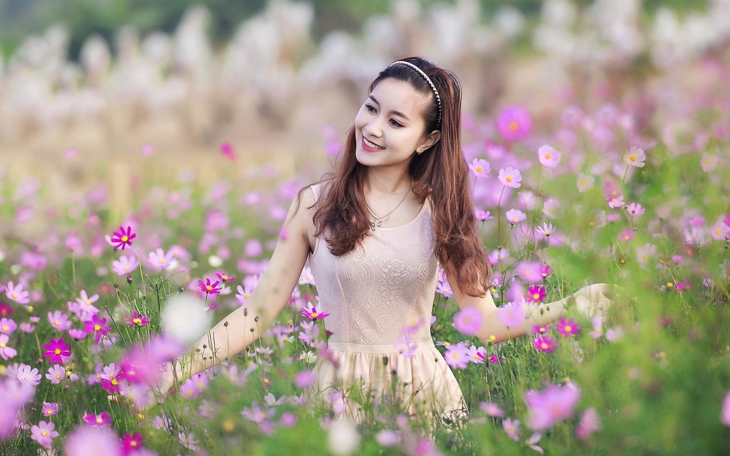 Обои цветы, девушка, улыбка, лето, азиатка, космея, flowers, girl, smile, summer, asian, kosmeya разрешение 2048x1152 Загрузить