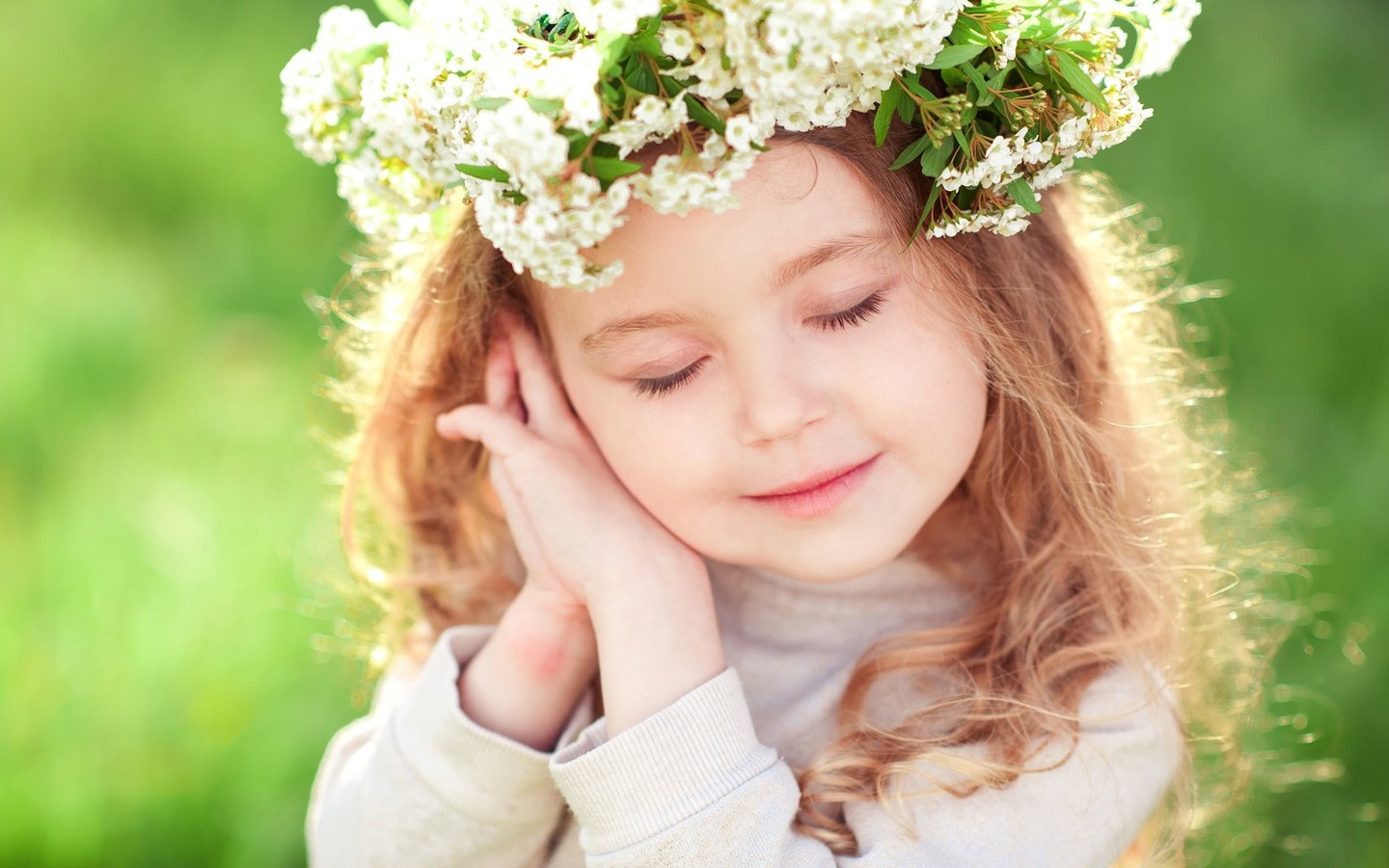 Обои взгляд, дети, девочка, волосы, лицо, закрытые глаза, look, children, girl, hair, face, closed eyes разрешение 3840x2400 Загрузить